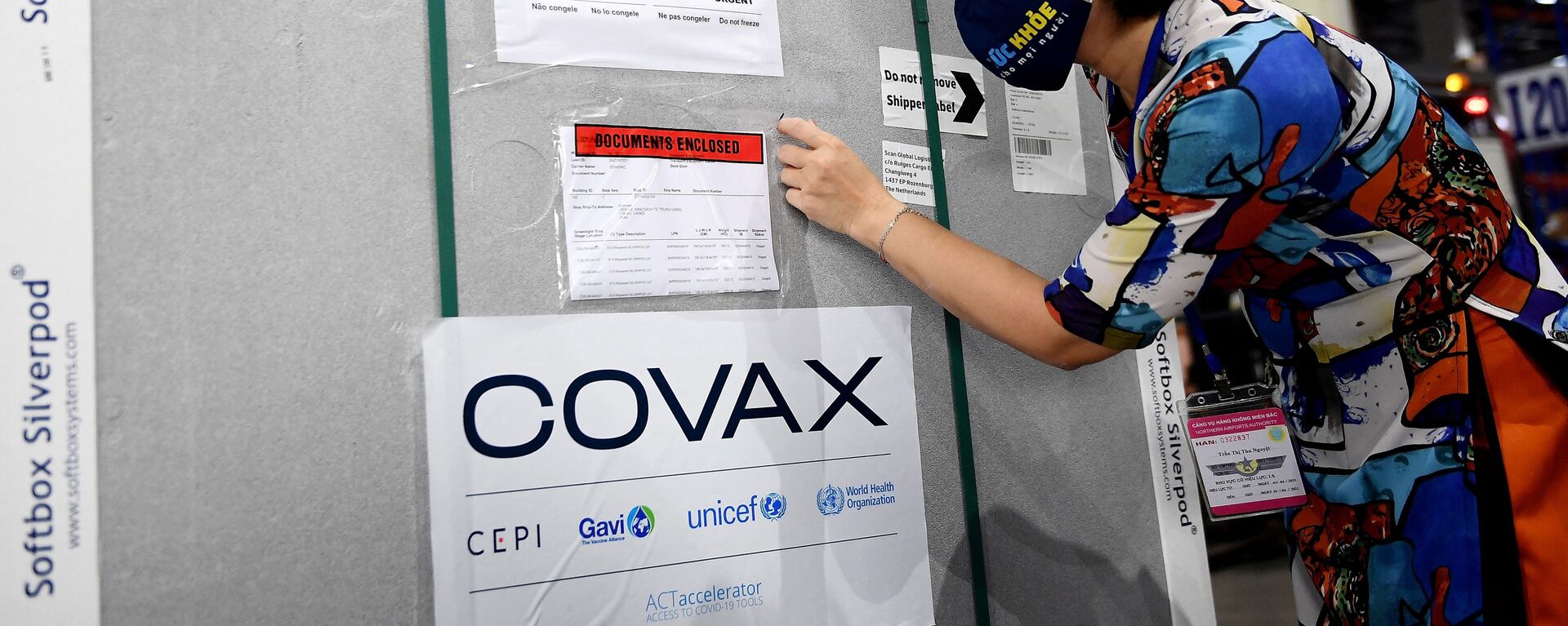 Việt Nam tiếp nhận lô vaccine phòng COVID-19 đầu tiên từ COVAX Facility. - Sputnik Việt Nam, 1920, 14.12.2021