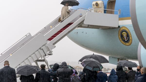 Tổng thống Mỹ Joe Biden  lên máy bay để tới Pittsburgh. - Sputnik Việt Nam