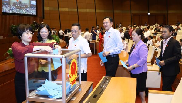Các đại biểu Quốc hội bỏ phiếu miễn nhiệm Thủ tướng Chính phủ. - Sputnik Việt Nam
