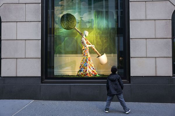Đứa trẻ dán mắt nhìn vào hiệu bách hóa tổng hợp Bloomingdales ở New York, Hoa Kỳ  - Sputnik Việt Nam