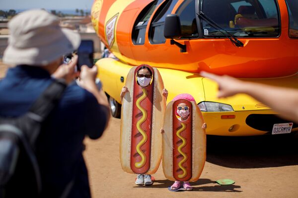 Một gia đình chụp ảnh trong bãi đỗ xe Oscar Myer Wienermobile, California. - Sputnik Việt Nam