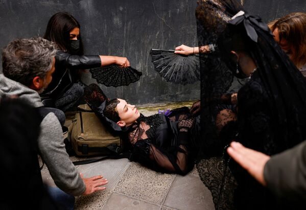 Một người mẫu bị chóng mặt ngay trước lúc bắt đầu buổi trình diễn thời trang ở Seville, Tây Ban Nha - Sputnik Việt Nam