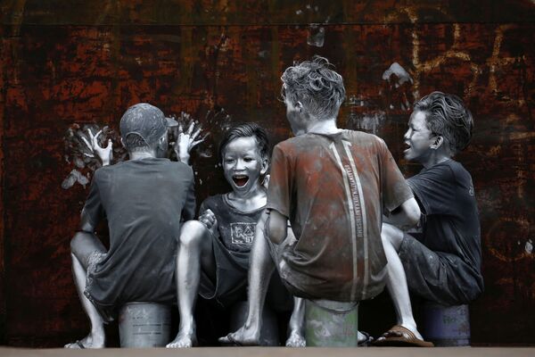 Những thiếu niên phủ sơn màu bạc ở Jakarta, Indonesia - Sputnik Việt Nam