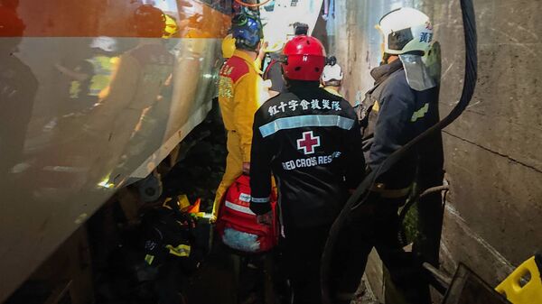  Sơ tán hành khách khỏi đoàn tàu bị trật bánh ở Đài Loan - Sputnik Việt Nam