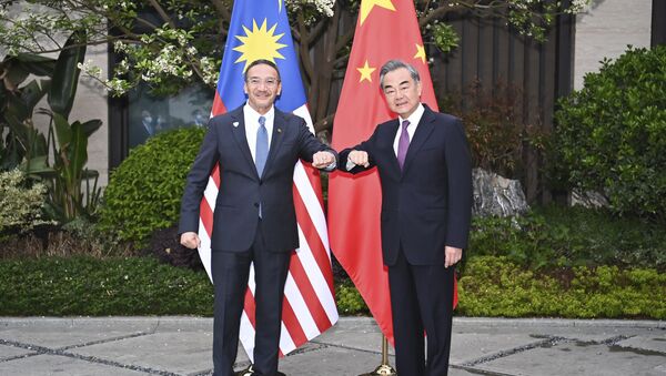 Bộ trưởng Ngoại giao Trung Quốc Vương Nghị chào đón Bộ trưởng Ngoại giao Malaysia Hishammuddin Hussein trong cuộc gặp ở Nam Bình, Trung Quốc - Sputnik Việt Nam