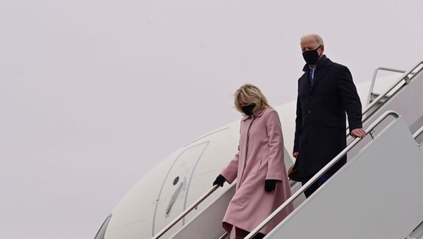 Tổng thống Hoa Kỳ Joe Biden và phu nhân Jill rời khỏi Lực lượng Không quân Một sau chuyến đi đến Trại David, tại Căn cứ chung Andrews, Maryland, Hoa Kỳ, ngày 15 tháng 2 năm 2021. - Sputnik Việt Nam