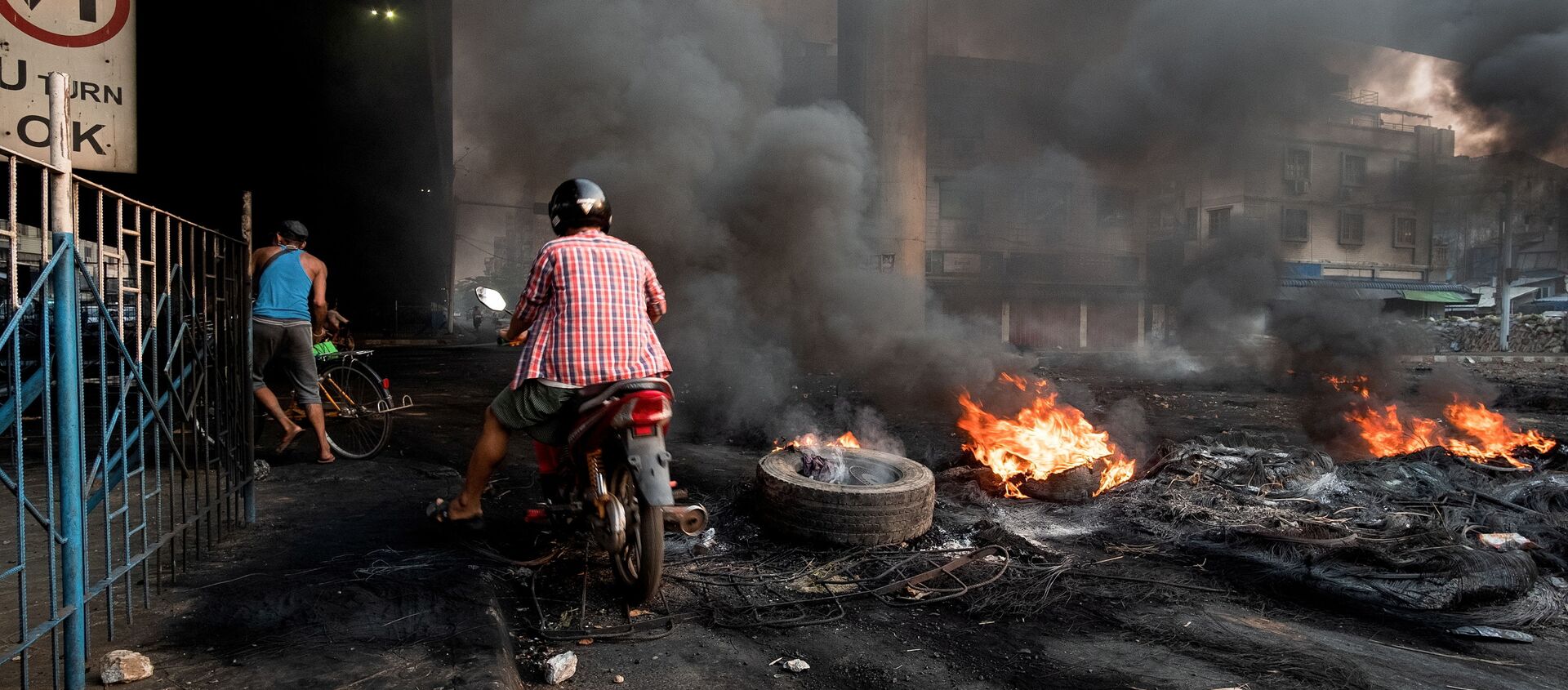 Khói bốc lên từ lốp xe đang cháy bốc lên tạo ra khói bao phủ trong một cuộc trấn áp tại Bayint Naung Junction ở Yangon, Myanmar ngày 16 tháng 3 năm 2021, trong bức ảnh do Reuters thu được. - Sputnik Việt Nam, 1920, 02.04.2021