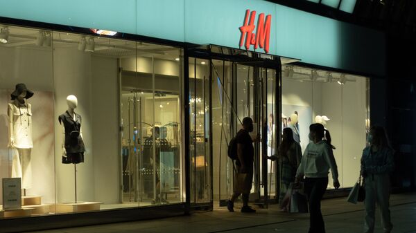 Những người qua đường gần cửa hàng H&M ở Bắc Kinh. - Sputnik Việt Nam