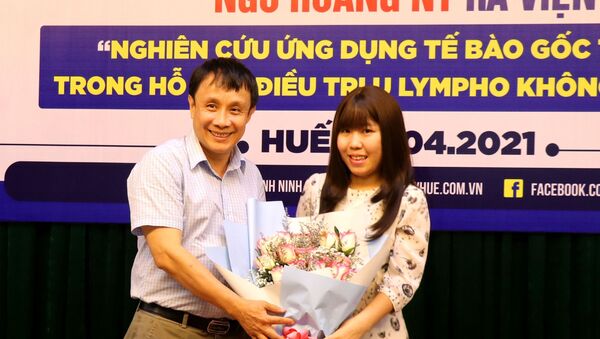 Giám đốc Bệnh viện Trung ương Huế tặng hoa cho bệnh nhân. - Sputnik Việt Nam