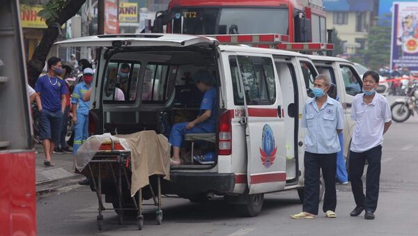Xe cứu thương đưa thi thể các nạn nhân ra khỏi hiện trường. - Sputnik Việt Nam