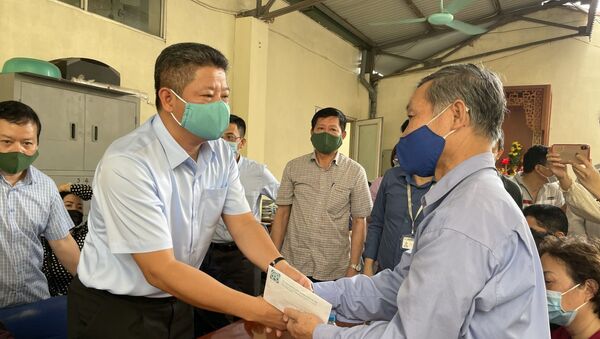 Phó Chủ tịch UBND thành phố Hà Nội Nguyễn Mạnh Quyền (bên trái) thăm hỏi, động viên, tặng quà hỗ trợ gia đình nạn nhân bị thiệt mạng tại vụ hỏa hoạn. - Sputnik Việt Nam