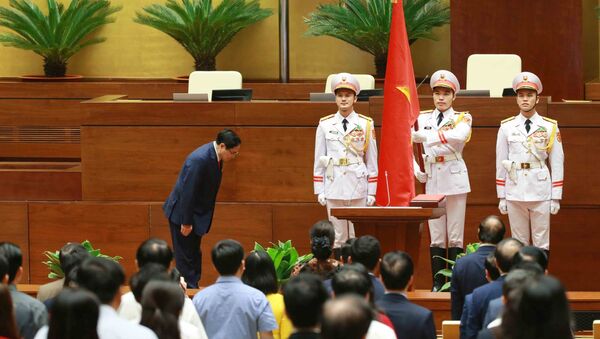 Thủ tướng Chính phủ Phạm Minh Chính chào Quốc kỳ tại lễ tuyên thệ nhậm chức. - Sputnik Việt Nam