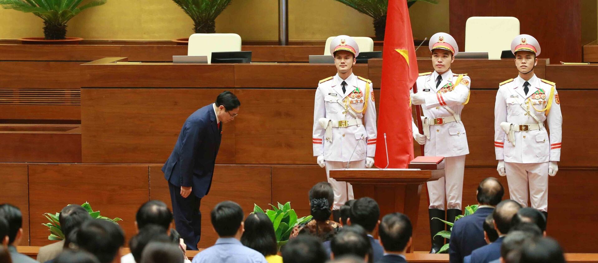 Thủ tướng Chính phủ Phạm Minh Chính chào Quốc kỳ tại lễ tuyên thệ nhậm chức. - Sputnik Việt Nam, 1920, 06.04.2021