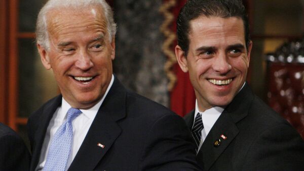 Phó Tổng thống đắc cử, Sen. Joe Biden, D-Del., Bên trái, đứng cùng con trai mình là Hunter trong buổi diễn lại lễ tuyên thệ của Thượng viện, Thứ Ba, Tháng Giêng. 6 năm 2009, tại Phòng Thượng viện cũ trên Đồi Capitol ở Washington - Sputnik Việt Nam