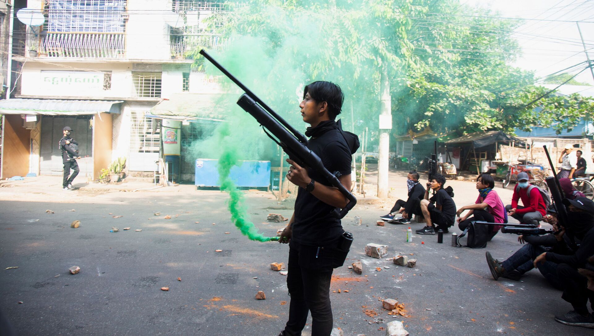 Người biểu tình với vũ khí trong cuộc biểu tình chống lại một cuộc đảo chính quân sự ở Yangon, Myanmar - Sputnik Việt Nam, 1920, 28.06.2021