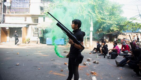 Người biểu tình với vũ khí trong cuộc biểu tình chống lại một cuộc đảo chính quân sự ở Yangon, Myanmar - Sputnik Việt Nam