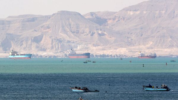 Tàu và thuyền được nhìn thấy ở lối vào của Kênh đào Suez, nơi bị chặn bởi tàu container mắc cạn Ever Given mắc cạn, Ai Cập ngày 28 tháng 3 năm 2021. REUTERS / Mohamed Abd El Ghany - Sputnik Việt Nam