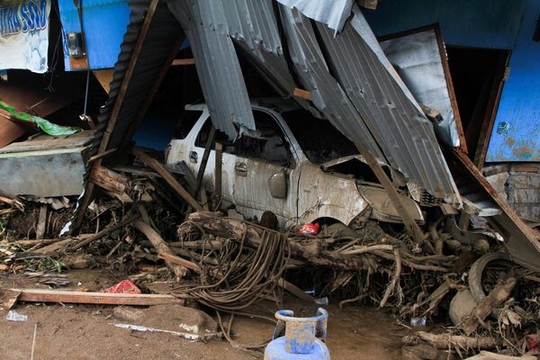 Xe bị hư hỏng sau khi trải qua trận bão nhiệt đới ở tỉnh Đông Nusa Tenggara thuộc Indonesia - Sputnik Việt Nam