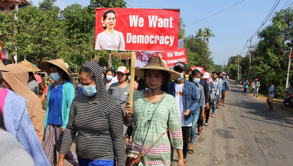 Biểu tình phản đối đảo chính quân sự, thành phố Lauglon, Myanmar. - Sputnik Việt Nam