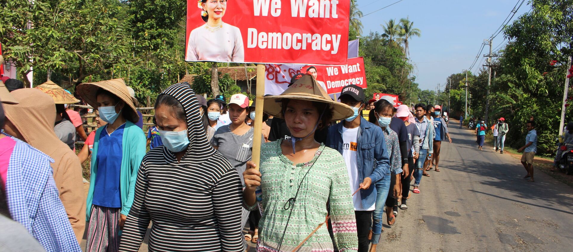 Biểu tình phản đối đảo chính quân sự, thành phố Lauglon, Myanmar. - Sputnik Việt Nam, 1920, 07.04.2021