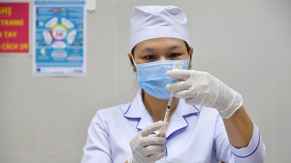 Y bác sỹ chuẩn bị vaccine trước khi tiêm. - Sputnik Việt Nam