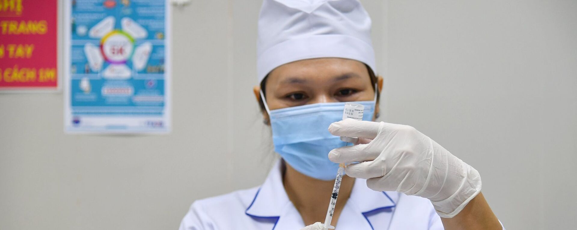 Y bác sỹ chuẩn bị vaccine trước khi tiêm. - Sputnik Việt Nam, 1920, 07.04.2021