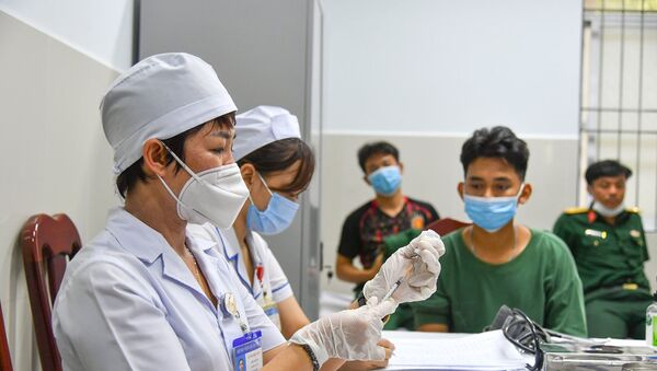 Tiêm vaccine phòng COVID-19 đợt 1, năm 2021 cho cán bộ chiến sĩ - Sputnik Việt Nam