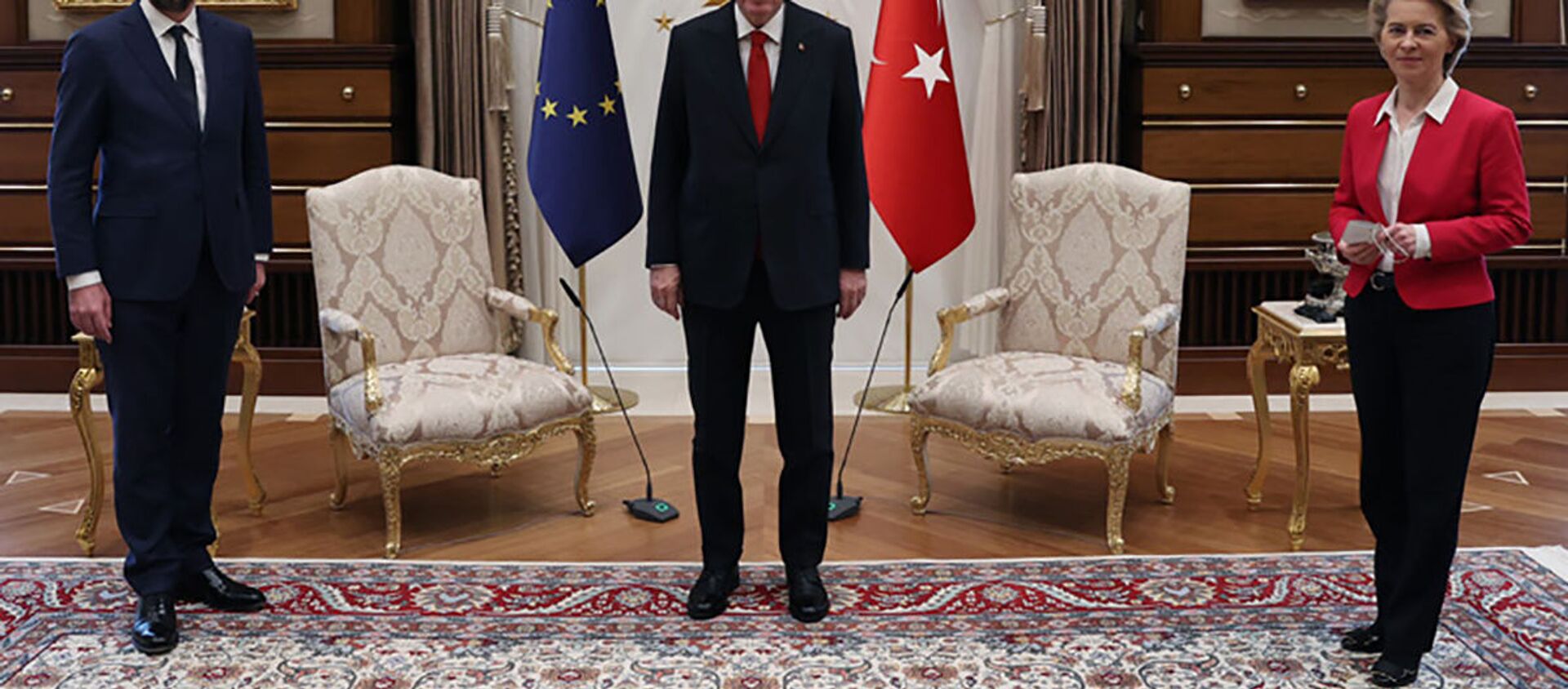 Cuộc hội đàm của Recep Tayyip Erdogan với Ursula von der Leyen và Chủ tịch Hội đồng Châu Âu Charles Michel tại Ankara. - Sputnik Việt Nam, 1920, 07.04.2021