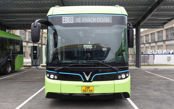 Xe bus điện Vinbus lăn bánh - Sputnik Việt Nam