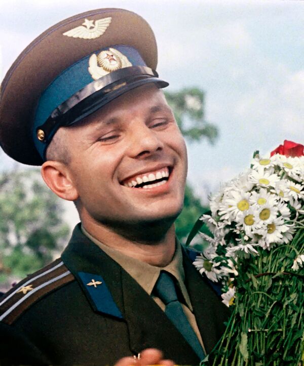 Phi công vũ trụ Liên Xô Yuri Gagarin với bó hoa cúc - Sputnik Việt Nam