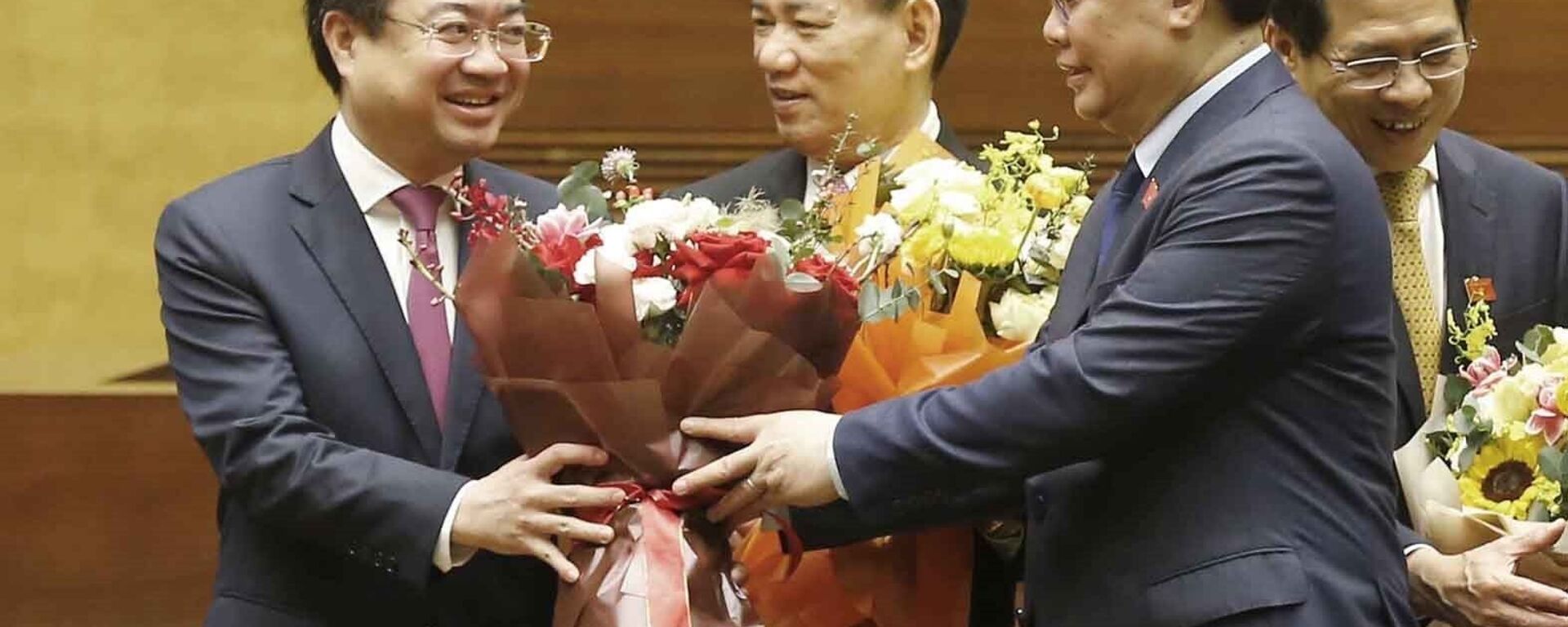 Chủ tịch Quốc hội Vương Đình Huệ tặng hoa chúc mừng Bộ trưởng Bộ Xây dựng Nguyễn Thanh Nghị. - Sputnik Việt Nam, 1920, 08.04.2021