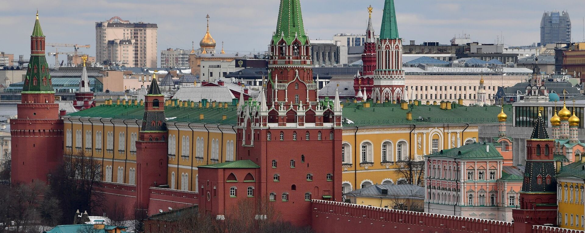Quang cảnh các tòa tháp của Điện Kremlin ở Matxcơva. - Sputnik Việt Nam, 1920, 15.06.2021