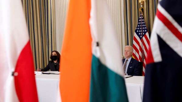 Tổng thống Joe Biden và Phó Tổng thống Kamala Harris tham dự cuộc họp trực tuyến QUAD tại Nhà Trắng ở Washington - Sputnik Việt Nam