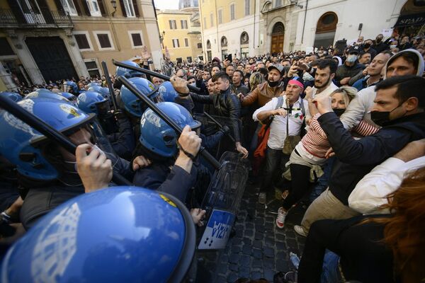 Người biểu tình đụng độ với cảnh sát tại hoạt động của các chủ doanh nghiệp nhỏ bên ngoài tòa Quốc hội ở Rome - Sputnik Việt Nam
