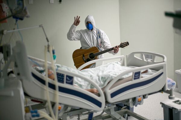 Nhân viên y tế bệnh viện từ thiện ở Bồ Đào Nha hát tại phòng chăm sóc đặc biệt trong khuôn khổ lễ Phục sinh, Brazil - Sputnik Việt Nam
