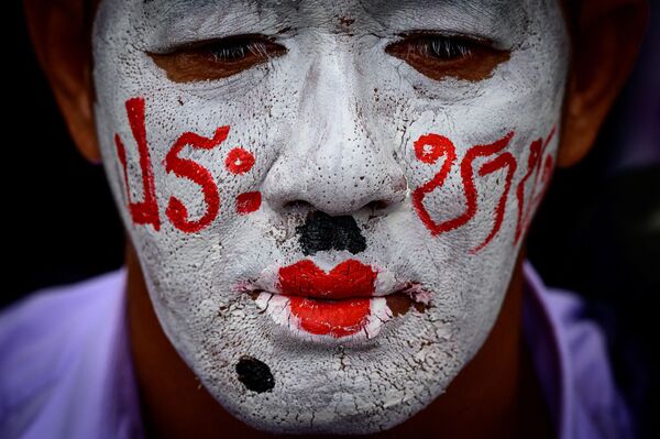 Nhà hoạt động tại cuộc biểu tình chống chính phủ ở Bangkok do phong trào chính trị “Áo Đỏ” tổ chức  - Sputnik Việt Nam
