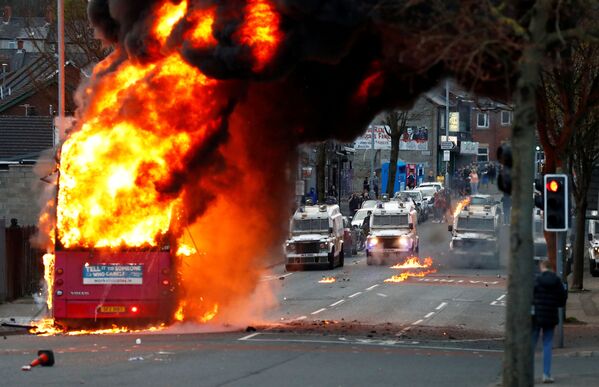 Xe buýt bốc cháy trên đường Shankill trong cuộc biểu tình ở Belfast, Bắc Ireland - Sputnik Việt Nam