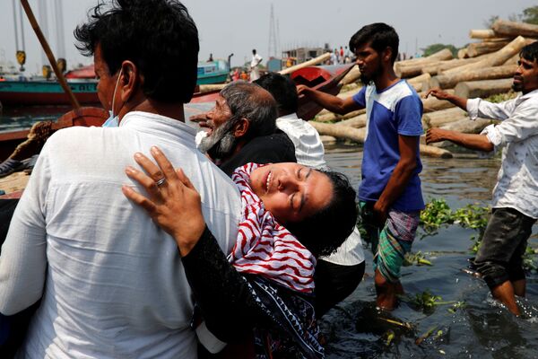 Người thân thương tiếc nạn nhân vụ phà va chạm tàu chở hàng trên sông Shitalakhsyaa ở Narayanganj, Bangladesh - Sputnik Việt Nam
