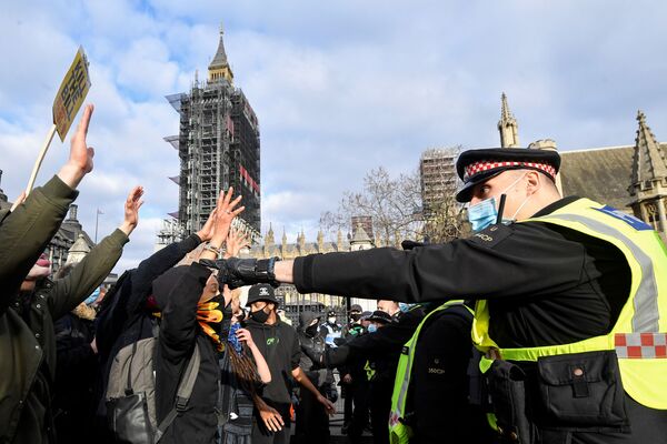 Những người biểu tình giơ tay trước cảnh sát London, Vương quốc Anh - Sputnik Việt Nam