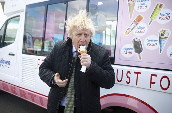 Thủ tướng Anh Boris Johnson ăn kem khi đến thăm công viên giải trí Haven Perran Sands ở Perranport, Cornwall - Sputnik Việt Nam
