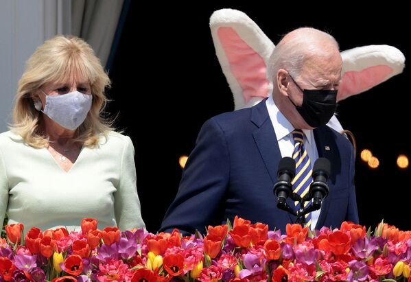 Tổng thống Mỹ Joe Biden và Đệ nhất phu nhân Jill Biden với chú thỏ Phục Sinh tại Nhà Trắng - Sputnik Việt Nam