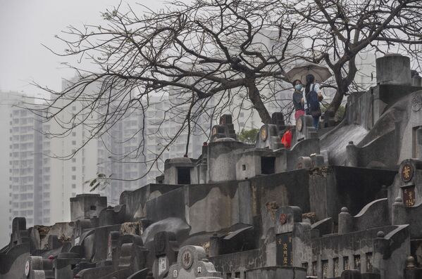 Người phụ nữ cầu nguyện tại nghĩa trang trong Lễ Thanh minh ở Trung Quốc - Sputnik Việt Nam