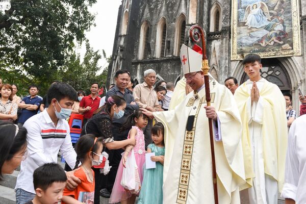 Tín đồ Công giáo sau lễ Phục sinh ở Hà Nội - Sputnik Việt Nam