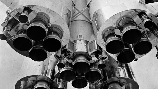 Tên lửa đẩy với tàu vũ trụ Vostok trong gian Cosmos tại Triển lãm Thành tựu Kinh tế Quốc dân Liên Xô - Sputnik Việt Nam