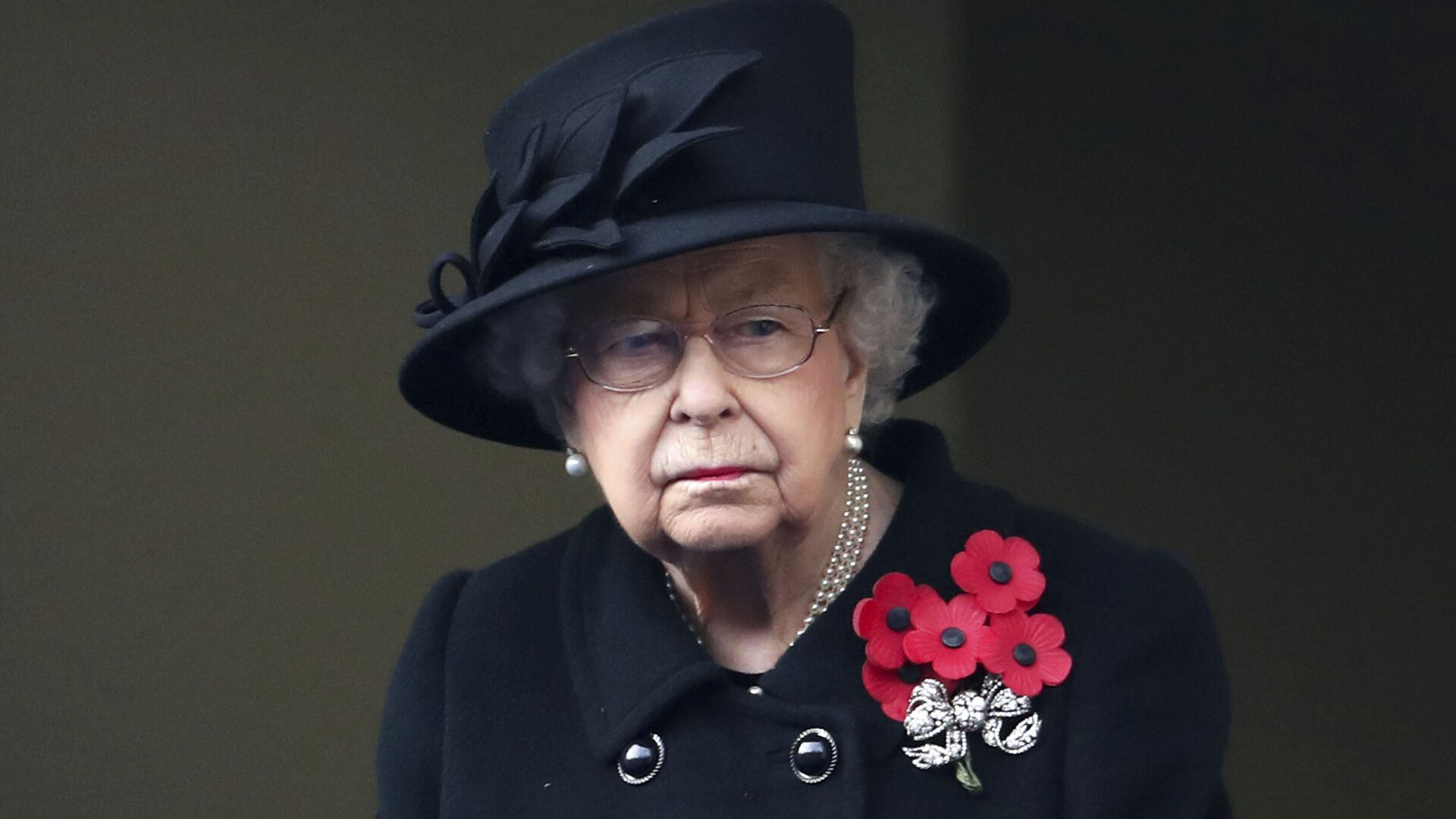 Nữ hoàng Elizabeth II của Anh nhìn từ ban công của Bộ Ngoại giao, trong buổi lễ Chủ nhật tưởng nhớ tại Cenotaph, ở Whitehall, London, Chủ nhật ngày 8 tháng 11 năm 2020 - Sputnik Việt Nam, 1920, 10.04.2021