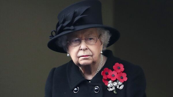 Nữ hoàng Elizabeth II của Anh nhìn từ ban công của Bộ Ngoại giao, trong buổi lễ Chủ nhật tưởng nhớ tại Cenotaph, ở Whitehall, London, Chủ nhật ngày 8 tháng 11 năm 2020 - Sputnik Việt Nam