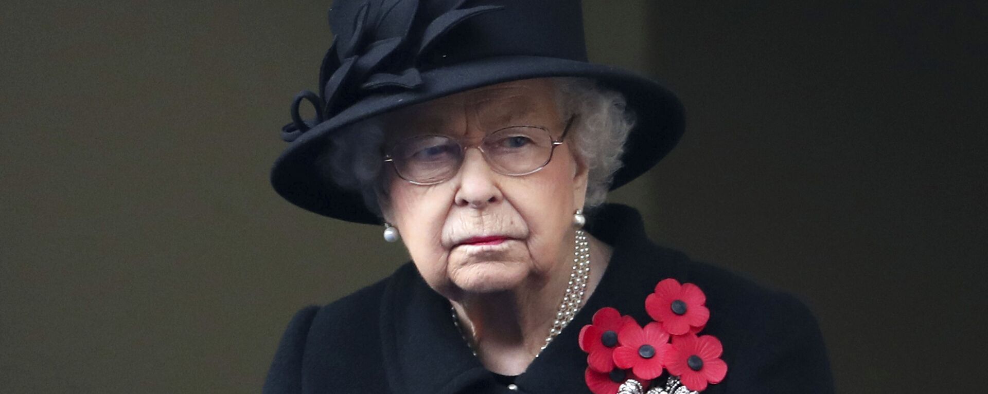 Nữ hoàng Elizabeth II của Anh nhìn từ ban công của Bộ Ngoại giao, trong buổi lễ Chủ nhật tưởng nhớ tại Cenotaph, ở Whitehall, London, Chủ nhật ngày 8 tháng 11 năm 2020 - Sputnik Việt Nam, 1920, 27.10.2021