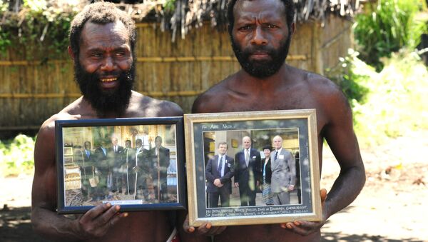 Những người đàn ông của bộ tộc Yaohnanen với những bức ảnh của Hoàng thân Philip - Sputnik Việt Nam