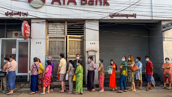 Người xếp hàng tại Ngân hàng AYA ở Yangon. - Sputnik Việt Nam