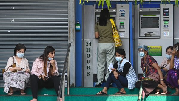 Người xếp hàng để rút tiền tại ATM ở Yangon. - Sputnik Việt Nam